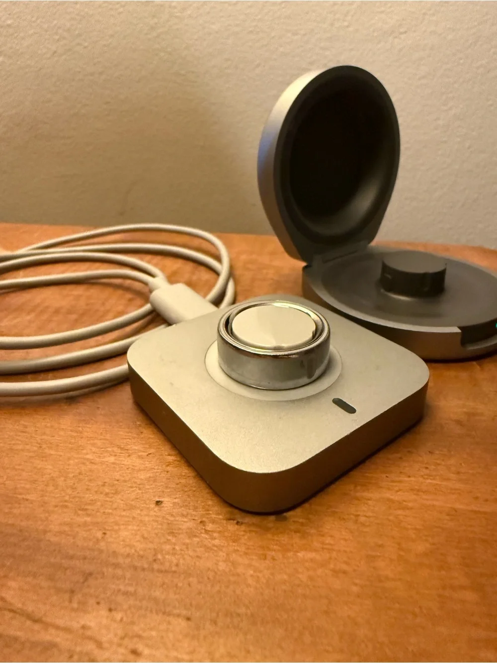 EUC Oura Ring 4, Size 7 with Charger and Charging Case - Gray/Silver